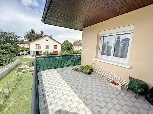 Maison proche des commodités et des arcades.