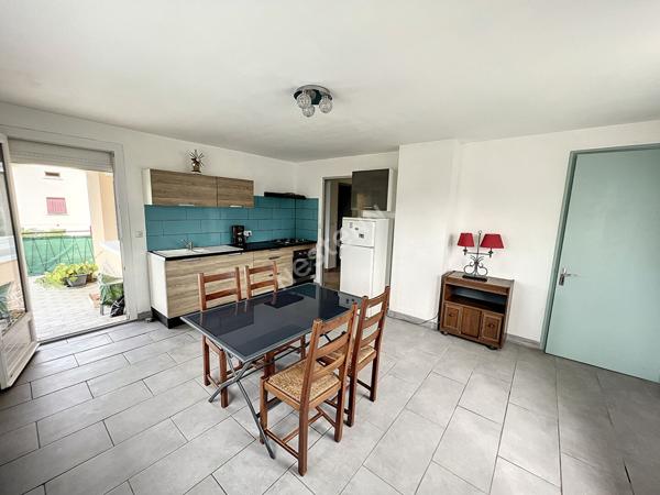 Maison proche des commodités et des arcades.