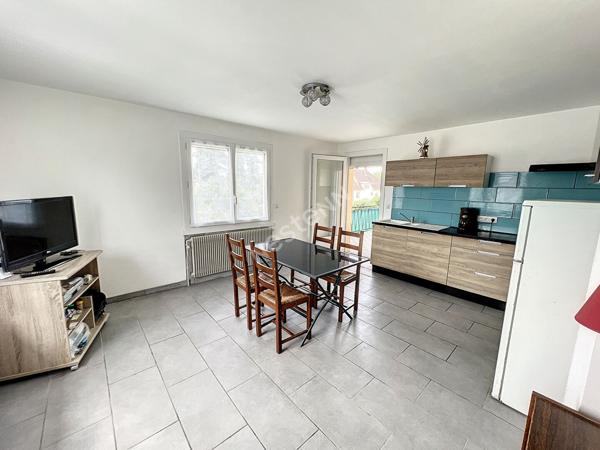 Maison proche des commodités et des arcades.