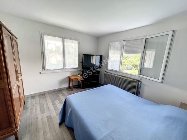 Maison proche des commodités et des arcades.