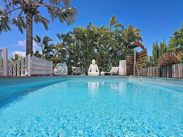 NOUVEAUTE 
Delphine MIRANDA BSK Immobilier 

Je vous propose cette jolie nouveauté à la vente section Bellevue à Saint François, dans un lotissement résidentiel ultra prisé sur les hauteurs d'un morne avec de très belles prestations mais surtout de très beaux volumes !!!! 
Edifiée sur deux 2 niveaux elle totalise 190 m2 habitable pour 300 m2 de surface utile, le tout sur une parcelle de 1000 m2 entièrement clôturée et végétalisée.
Entrée par portail sécurisé , vous pouvez garer plusieurs véhicules en enfilade, ce premier plateau offre la grande partie à vivre avec son espace détente piscine (filtration au sel) douche extérieure et solarium ainsi qu'un jacuzzi.
Une grande galerie abritée de plus de 100 m2 vous permet de bénéficier de cette magnifique vue dégagée et de profiter pleinement des alizés.
La pièce à vivre avec une belle hauteur sous plafond offre une surface totale de 70 m2 avec son salon-séjour, sa cuisine ouverte, un toilette invité et un espace rangement/buanderie.
La pièce maitresse est sans conteste la suite parentale climatisée de 69 m2 avec ses 3 ouvertures sur galerie, une salle d'eau aux influences balinaises et sa douche à l'italienne.
En rez-de-jardin se trouve 3 chambres climatisées dont 2 suites parentales avec leur salle d'eau et toilettes.
Le vide sanitaire sous la construction vous laisse également un bel espace potentiel d'aménagement .
Une citerne tampon vient compléter les prestations pour votre confort.
Vendu meublé clé en main vous n'avez plus qu'à profiter pleinement de ses beaux volumes et de son environnement paisible , la plage est également à quelques minutes à pied !
Votre résidence principale ou investissement locatif vous pouvez également combiner les deux options grâce à son agencement.
N'hésitez pas à me contacter pour de plus amples informations, demandez la vidéo complète et échangeons sur votre projet !
Merci de privilégier le premier contact par whatsapp appel ou message.

DPE : étiquette énergétique classe C réalisé le 4 Juin 2026 
Total (Production déduite) (ICE) 29,96kwh et/m2 an.