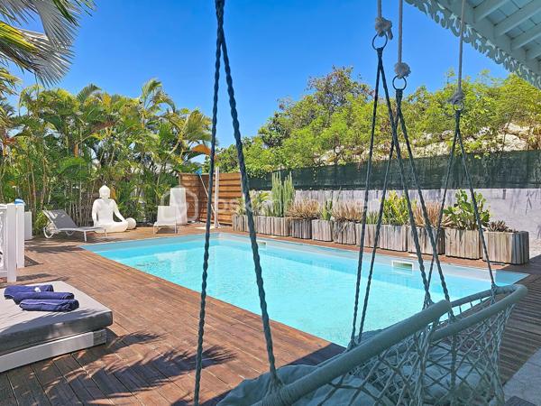 NOUVEAUTE 
Delphine MIRANDA BSK Immobilier 

Je vous propose cette jolie nouveauté à la vente section Bellevue à Saint François, dans un lotissement résidentiel ultra prisé sur les hauteurs d'un morne avec de très belles prestations mais surtout de très beaux volumes !!!! 
Edifiée sur deux 2 niveaux elle totalise 190 m2 habitable pour 300 m2 de surface utile, le tout sur une parcelle de 1000 m2 entièrement clôturée et végétalisée.
Entrée par portail sécurisé , vous pouvez garer plusieurs véhicules en enfilade, ce premier plateau offre la grande partie à vivre avec son espace détente piscine (filtration au sel) douche extérieure et solarium ainsi qu'un jacuzzi.
Une grande galerie abritée de plus de 100 m2 vous permet de bénéficier de cette magnifique vue dégagée et de profiter pleinement des alizés.
La pièce à vivre avec une belle hauteur sous plafond offre une surface totale de 70 m2 avec son salon-séjour, sa cuisine ouverte, un toilette invité et un espace rangement/buanderie.
La pièce maitresse est sans conteste la suite parentale climatisée de 69 m2 avec ses 3 ouvertures sur galerie, une salle d'eau aux influences balinaises et sa douche à l'italienne.
En rez-de-jardin se trouve 3 chambres climatisées dont 2 suites parentales avec leur salle d'eau et toilettes.
Le vide sanitaire sous la construction vous laisse également un bel espace potentiel d'aménagement .
Une citerne tampon vient compléter les prestations pour votre confort.
Vendu meublé clé en main vous n'avez plus qu'à profiter pleinement de ses beaux volumes et de son environnement paisible , la plage est également à quelques minutes à pied !
Votre résidence principale ou investissement locatif vous pouvez également combiner les deux options grâce à son agencement.
N'hésitez pas à me contacter pour de plus amples informations, demandez la vidéo complète et échangeons sur votre projet !
Merci de privilégier le premier contact par whatsapp appel ou message.

DPE : étiquette énergétique classe C réalisé le 4 Juin 2026 
Total (Production déduite) (ICE) 29,96kwh et/m2 an.