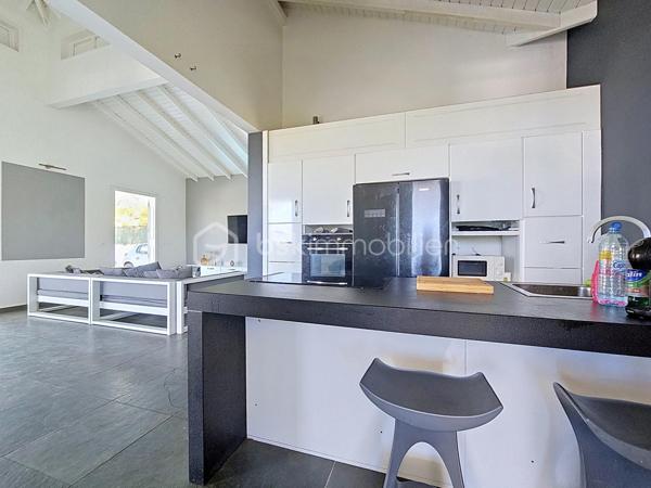NOUVEAUTE 
Delphine MIRANDA BSK Immobilier 

Je vous propose cette jolie nouveauté à la vente section Bellevue à Saint François, dans un lotissement résidentiel ultra prisé sur les hauteurs d'un morne avec de très belles prestations mais surtout de très beaux volumes !!!! 
Edifiée sur deux 2 niveaux elle totalise 190 m2 habitable pour 300 m2 de surface utile, le tout sur une parcelle de 1000 m2 entièrement clôturée et végétalisée.
Entrée par portail sécurisé , vous pouvez garer plusieurs véhicules en enfilade, ce premier plateau offre la grande partie à vivre avec son espace détente piscine (filtration au sel) douche extérieure et solarium ainsi qu'un jacuzzi.
Une grande galerie abritée de plus de 100 m2 vous permet de bénéficier de cette magnifique vue dégagée et de profiter pleinement des alizés.
La pièce à vivre avec une belle hauteur sous plafond offre une surface totale de 70 m2 avec son salon-séjour, sa cuisine ouverte, un toilette invité et un espace rangement/buanderie.
La pièce maitresse est sans conteste la suite parentale climatisée de 69 m2 avec ses 3 ouvertures sur galerie, une salle d'eau aux influences balinaises et sa douche à l'italienne.
En rez-de-jardin se trouve 3 chambres climatisées dont 2 suites parentales avec leur salle d'eau et toilettes.
Le vide sanitaire sous la construction vous laisse également un bel espace potentiel d'aménagement .
Une citerne tampon vient compléter les prestations pour votre confort.
Vendu meublé clé en main vous n'avez plus qu'à profiter pleinement de ses beaux volumes et de son environnement paisible , la plage est également à quelques minutes à pied !
Votre résidence principale ou investissement locatif vous pouvez également combiner les deux options grâce à son agencement.
N'hésitez pas à me contacter pour de plus amples informations, demandez la vidéo complète et échangeons sur votre projet !
Merci de privilégier le premier contact par whatsapp appel ou message.

DPE : étiquette énergétique classe C réalisé le 4 Juin 2026 
Total (Production déduite) (ICE) 29,96kwh et/m2 an.