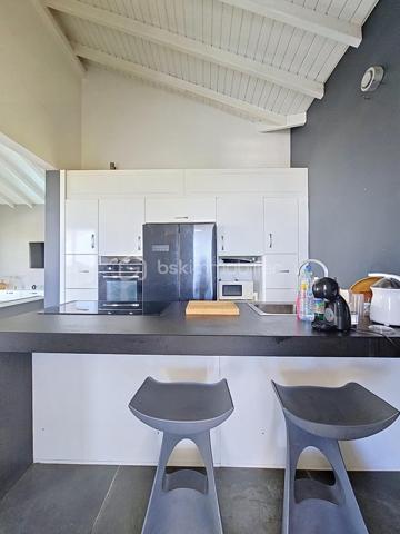 NOUVEAUTE 
Delphine MIRANDA BSK Immobilier 

Je vous propose cette jolie nouveauté à la vente section Bellevue à Saint François, dans un lotissement résidentiel ultra prisé sur les hauteurs d'un morne avec de très belles prestations mais surtout de très beaux volumes !!!! 
Edifiée sur deux 2 niveaux elle totalise 190 m2 habitable pour 300 m2 de surface utile, le tout sur une parcelle de 1000 m2 entièrement clôturée et végétalisée.
Entrée par portail sécurisé , vous pouvez garer plusieurs véhicules en enfilade, ce premier plateau offre la grande partie à vivre avec son espace détente piscine (filtration au sel) douche extérieure et solarium ainsi qu'un jacuzzi.
Une grande galerie abritée de plus de 100 m2 vous permet de bénéficier de cette magnifique vue dégagée et de profiter pleinement des alizés.
La pièce à vivre avec une belle hauteur sous plafond offre une surface totale de 70 m2 avec son salon-séjour, sa cuisine ouverte, un toilette invité et un espace rangement/buanderie.
La pièce maitresse est sans conteste la suite parentale climatisée de 69 m2 avec ses 3 ouvertures sur galerie, une salle d'eau aux influences balinaises et sa douche à l'italienne.
En rez-de-jardin se trouve 3 chambres climatisées dont 2 suites parentales avec leur salle d'eau et toilettes.
Le vide sanitaire sous la construction vous laisse également un bel espace potentiel d'aménagement .
Une citerne tampon vient compléter les prestations pour votre confort.
Vendu meublé clé en main vous n'avez plus qu'à profiter pleinement de ses beaux volumes et de son environnement paisible , la plage est également à quelques minutes à pied !
Votre résidence principale ou investissement locatif vous pouvez également combiner les deux options grâce à son agencement.
N'hésitez pas à me contacter pour de plus amples informations, demandez la vidéo complète et échangeons sur votre projet !
Merci de privilégier le premier contact par whatsapp appel ou message.

DPE : étiquette énergétique classe C réalisé le 4 Juin 2026 
Total (Production déduite) (ICE) 29,96kwh et/m2 an.