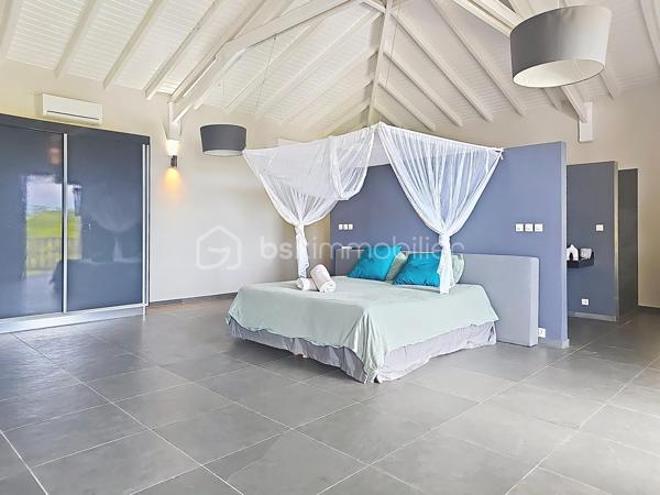 NOUVEAUTE 
Delphine MIRANDA BSK Immobilier 

Je vous propose cette jolie nouveauté à la vente section Bellevue à Saint François, dans un lotissement résidentiel ultra prisé sur les hauteurs d'un morne avec de très belles prestations mais surtout de très beaux volumes !!!! 
Edifiée sur deux 2 niveaux elle totalise 190 m2 habitable pour 300 m2 de surface utile, le tout sur une parcelle de 1000 m2 entièrement clôturée et végétalisée.
Entrée par portail sécurisé , vous pouvez garer plusieurs véhicules en enfilade, ce premier plateau offre la grande partie à vivre avec son espace détente piscine (filtration au sel) douche extérieure et solarium ainsi qu'un jacuzzi.
Une grande galerie abritée de plus de 100 m2 vous permet de bénéficier de cette magnifique vue dégagée et de profiter pleinement des alizés.
La pièce à vivre avec une belle hauteur sous plafond offre une surface totale de 70 m2 avec son salon-séjour, sa cuisine ouverte, un toilette invité et un espace rangement/buanderie.
La pièce maitresse est sans conteste la suite parentale climatisée de 69 m2 avec ses 3 ouvertures sur galerie, une salle d'eau aux influences balinaises et sa douche à l'italienne.
En rez-de-jardin se trouve 3 chambres climatisées dont 2 suites parentales avec leur salle d'eau et toilettes.
Le vide sanitaire sous la construction vous laisse également un bel espace potentiel d'aménagement .
Une citerne tampon vient compléter les prestations pour votre confort.
Vendu meublé clé en main vous n'avez plus qu'à profiter pleinement de ses beaux volumes et de son environnement paisible , la plage est également à quelques minutes à pied !
Votre résidence principale ou investissement locatif vous pouvez également combiner les deux options grâce à son agencement.
N'hésitez pas à me contacter pour de plus amples informations, demandez la vidéo complète et échangeons sur votre projet !
Merci de privilégier le premier contact par whatsapp appel ou message.

DPE : étiquette énergétique classe C réalisé le 4 Juin 2026 
Total (Production déduite) (ICE) 29,96kwh et/m2 an.