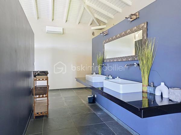 NOUVEAUTE 
Delphine MIRANDA BSK Immobilier 

Je vous propose cette jolie nouveauté à la vente section Bellevue à Saint François, dans un lotissement résidentiel ultra prisé sur les hauteurs d'un morne avec de très belles prestations mais surtout de très beaux volumes !!!! 
Edifiée sur deux 2 niveaux elle totalise 190 m2 habitable pour 300 m2 de surface utile, le tout sur une parcelle de 1000 m2 entièrement clôturée et végétalisée.
Entrée par portail sécurisé , vous pouvez garer plusieurs véhicules en enfilade, ce premier plateau offre la grande partie à vivre avec son espace détente piscine (filtration au sel) douche extérieure et solarium ainsi qu'un jacuzzi.
Une grande galerie abritée de plus de 100 m2 vous permet de bénéficier de cette magnifique vue dégagée et de profiter pleinement des alizés.
La pièce à vivre avec une belle hauteur sous plafond offre une surface totale de 70 m2 avec son salon-séjour, sa cuisine ouverte, un toilette invité et un espace rangement/buanderie.
La pièce maitresse est sans conteste la suite parentale climatisée de 69 m2 avec ses 3 ouvertures sur galerie, une salle d'eau aux influences balinaises et sa douche à l'italienne.
En rez-de-jardin se trouve 3 chambres climatisées dont 2 suites parentales avec leur salle d'eau et toilettes.
Le vide sanitaire sous la construction vous laisse également un bel espace potentiel d'aménagement .
Une citerne tampon vient compléter les prestations pour votre confort.
Vendu meublé clé en main vous n'avez plus qu'à profiter pleinement de ses beaux volumes et de son environnement paisible , la plage est également à quelques minutes à pied !
Votre résidence principale ou investissement locatif vous pouvez également combiner les deux options grâce à son agencement.
N'hésitez pas à me contacter pour de plus amples informations, demandez la vidéo complète et échangeons sur votre projet !
Merci de privilégier le premier contact par whatsapp appel ou message.

DPE : étiquette énergétique classe C réalisé le 4 Juin 2026 
Total (Production déduite) (ICE) 29,96kwh et/m2 an.