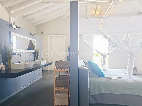 NOUVEAUTE 
Delphine MIRANDA BSK Immobilier 

Je vous propose cette jolie nouveauté à la vente section Bellevue à Saint François, dans un lotissement résidentiel ultra prisé sur les hauteurs d'un morne avec de très belles prestations mais surtout de très beaux volumes !!!! 
Edifiée sur deux 2 niveaux elle totalise 190 m2 habitable pour 300 m2 de surface utile, le tout sur une parcelle de 1000 m2 entièrement clôturée et végétalisée.
Entrée par portail sécurisé , vous pouvez garer plusieurs véhicules en enfilade, ce premier plateau offre la grande partie à vivre avec son espace détente piscine (filtration au sel) douche extérieure et solarium ainsi qu'un jacuzzi.
Une grande galerie abritée de plus de 100 m2 vous permet de bénéficier de cette magnifique vue dégagée et de profiter pleinement des alizés.
La pièce à vivre avec une belle hauteur sous plafond offre une surface totale de 70 m2 avec son salon-séjour, sa cuisine ouverte, un toilette invité et un espace rangement/buanderie.
La pièce maitresse est sans conteste la suite parentale climatisée de 69 m2 avec ses 3 ouvertures sur galerie, une salle d'eau aux influences balinaises et sa douche à l'italienne.
En rez-de-jardin se trouve 3 chambres climatisées dont 2 suites parentales avec leur salle d'eau et toilettes.
Le vide sanitaire sous la construction vous laisse également un bel espace potentiel d'aménagement .
Une citerne tampon vient compléter les prestations pour votre confort.
Vendu meublé clé en main vous n'avez plus qu'à profiter pleinement de ses beaux volumes et de son environnement paisible , la plage est également à quelques minutes à pied !
Votre résidence principale ou investissement locatif vous pouvez également combiner les deux options grâce à son agencement.
N'hésitez pas à me contacter pour de plus amples informations, demandez la vidéo complète et échangeons sur votre projet !
Merci de privilégier le premier contact par whatsapp appel ou message.

DPE : étiquette énergétique classe C réalisé le 4 Juin 2026 
Total (Production déduite) (ICE) 29,96kwh et/m2 an.