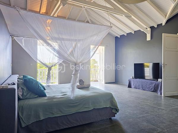 NOUVEAUTE 
Delphine MIRANDA BSK Immobilier 

Je vous propose cette jolie nouveauté à la vente section Bellevue à Saint François, dans un lotissement résidentiel ultra prisé sur les hauteurs d'un morne avec de très belles prestations mais surtout de très beaux volumes !!!! 
Edifiée sur deux 2 niveaux elle totalise 190 m2 habitable pour 300 m2 de surface utile, le tout sur une parcelle de 1000 m2 entièrement clôturée et végétalisée.
Entrée par portail sécurisé , vous pouvez garer plusieurs véhicules en enfilade, ce premier plateau offre la grande partie à vivre avec son espace détente piscine (filtration au sel) douche extérieure et solarium ainsi qu'un jacuzzi.
Une grande galerie abritée de plus de 100 m2 vous permet de bénéficier de cette magnifique vue dégagée et de profiter pleinement des alizés.
La pièce à vivre avec une belle hauteur sous plafond offre une surface totale de 70 m2 avec son salon-séjour, sa cuisine ouverte, un toilette invité et un espace rangement/buanderie.
La pièce maitresse est sans conteste la suite parentale climatisée de 69 m2 avec ses 3 ouvertures sur galerie, une salle d'eau aux influences balinaises et sa douche à l'italienne.
En rez-de-jardin se trouve 3 chambres climatisées dont 2 suites parentales avec leur salle d'eau et toilettes.
Le vide sanitaire sous la construction vous laisse également un bel espace potentiel d'aménagement .
Une citerne tampon vient compléter les prestations pour votre confort.
Vendu meublé clé en main vous n'avez plus qu'à profiter pleinement de ses beaux volumes et de son environnement paisible , la plage est également à quelques minutes à pied !
Votre résidence principale ou investissement locatif vous pouvez également combiner les deux options grâce à son agencement.
N'hésitez pas à me contacter pour de plus amples informations, demandez la vidéo complète et échangeons sur votre projet !
Merci de privilégier le premier contact par whatsapp appel ou message.

DPE : étiquette énergétique classe C réalisé le 4 Juin 2026 
Total (Production déduite) (ICE) 29,96kwh et/m2 an.