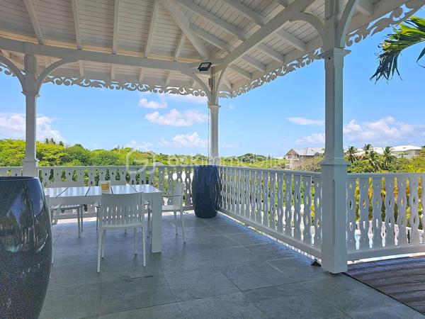 NOUVEAUTE 
Delphine MIRANDA BSK Immobilier 

Je vous propose cette jolie nouveauté à la vente section Bellevue à Saint François, dans un lotissement résidentiel ultra prisé sur les hauteurs d'un morne avec de très belles prestations mais surtout de très beaux volumes !!!! 
Edifiée sur deux 2 niveaux elle totalise 190 m2 habitable pour 300 m2 de surface utile, le tout sur une parcelle de 1000 m2 entièrement clôturée et végétalisée.
Entrée par portail sécurisé , vous pouvez garer plusieurs véhicules en enfilade, ce premier plateau offre la grande partie à vivre avec son espace détente piscine (filtration au sel) douche extérieure et solarium ainsi qu'un jacuzzi.
Une grande galerie abritée de plus de 100 m2 vous permet de bénéficier de cette magnifique vue dégagée et de profiter pleinement des alizés.
La pièce à vivre avec une belle hauteur sous plafond offre une surface totale de 70 m2 avec son salon-séjour, sa cuisine ouverte, un toilette invité et un espace rangement/buanderie.
La pièce maitresse est sans conteste la suite parentale climatisée de 69 m2 avec ses 3 ouvertures sur galerie, une salle d'eau aux influences balinaises et sa douche à l'italienne.
En rez-de-jardin se trouve 3 chambres climatisées dont 2 suites parentales avec leur salle d'eau et toilettes.
Le vide sanitaire sous la construction vous laisse également un bel espace potentiel d'aménagement .
Une citerne tampon vient compléter les prestations pour votre confort.
Vendu meublé clé en main vous n'avez plus qu'à profiter pleinement de ses beaux volumes et de son environnement paisible , la plage est également à quelques minutes à pied !
Votre résidence principale ou investissement locatif vous pouvez également combiner les deux options grâce à son agencement.
N'hésitez pas à me contacter pour de plus amples informations, demandez la vidéo complète et échangeons sur votre projet !
Merci de privilégier le premier contact par whatsapp appel ou message.

DPE : étiquette énergétique classe C réalisé le 4 Juin 2026 
Total (Production déduite) (ICE) 29,96kwh et/m2 an.
