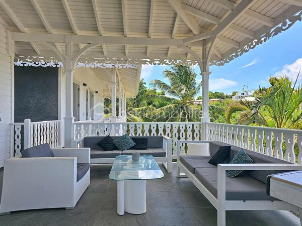 NOUVEAUTE 
Delphine MIRANDA BSK Immobilier 

Je vous propose cette jolie nouveauté à la vente section Bellevue à Saint François, dans un lotissement résidentiel ultra prisé sur les hauteurs d'un morne avec de très belles prestations mais surtout de très beaux volumes !!!! 
Edifiée sur deux 2 niveaux elle totalise 190 m2 habitable pour 300 m2 de surface utile, le tout sur une parcelle de 1000 m2 entièrement clôturée et végétalisée.
Entrée par portail sécurisé , vous pouvez garer plusieurs véhicules en enfilade, ce premier plateau offre la grande partie à vivre avec son espace détente piscine (filtration au sel) douche extérieure et solarium ainsi qu'un jacuzzi.
Une grande galerie abritée de plus de 100 m2 vous permet de bénéficier de cette magnifique vue dégagée et de profiter pleinement des alizés.
La pièce à vivre avec une belle hauteur sous plafond offre une surface totale de 70 m2 avec son salon-séjour, sa cuisine ouverte, un toilette invité et un espace rangement/buanderie.
La pièce maitresse est sans conteste la suite parentale climatisée de 69 m2 avec ses 3 ouvertures sur galerie, une salle d'eau aux influences balinaises et sa douche à l'italienne.
En rez-de-jardin se trouve 3 chambres climatisées dont 2 suites parentales avec leur salle d'eau et toilettes.
Le vide sanitaire sous la construction vous laisse également un bel espace potentiel d'aménagement .
Une citerne tampon vient compléter les prestations pour votre confort.
Vendu meublé clé en main vous n'avez plus qu'à profiter pleinement de ses beaux volumes et de son environnement paisible , la plage est également à quelques minutes à pied !
Votre résidence principale ou investissement locatif vous pouvez également combiner les deux options grâce à son agencement.
N'hésitez pas à me contacter pour de plus amples informations, demandez la vidéo complète et échangeons sur votre projet !
Merci de privilégier le premier contact par whatsapp appel ou message.

DPE : étiquette énergétique classe C réalisé le 4 Juin 2026 
Total (Production déduite) (ICE) 29,96kwh et/m2 an.