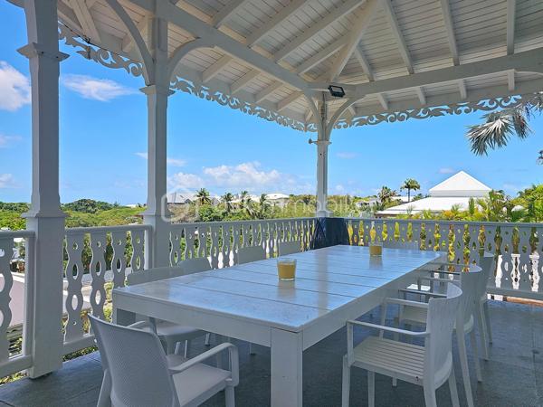NOUVEAUTE 
Delphine MIRANDA BSK Immobilier 

Je vous propose cette jolie nouveauté à la vente section Bellevue à Saint François, dans un lotissement résidentiel ultra prisé sur les hauteurs d'un morne avec de très belles prestations mais surtout de très beaux volumes !!!! 
Edifiée sur deux 2 niveaux elle totalise 190 m2 habitable pour 300 m2 de surface utile, le tout sur une parcelle de 1000 m2 entièrement clôturée et végétalisée.
Entrée par portail sécurisé , vous pouvez garer plusieurs véhicules en enfilade, ce premier plateau offre la grande partie à vivre avec son espace détente piscine (filtration au sel) douche extérieure et solarium ainsi qu'un jacuzzi.
Une grande galerie abritée de plus de 100 m2 vous permet de bénéficier de cette magnifique vue dégagée et de profiter pleinement des alizés.
La pièce à vivre avec une belle hauteur sous plafond offre une surface totale de 70 m2 avec son salon-séjour, sa cuisine ouverte, un toilette invité et un espace rangement/buanderie.
La pièce maitresse est sans conteste la suite parentale climatisée de 69 m2 avec ses 3 ouvertures sur galerie, une salle d'eau aux influences balinaises et sa douche à l'italienne.
En rez-de-jardin se trouve 3 chambres climatisées dont 2 suites parentales avec leur salle d'eau et toilettes.
Le vide sanitaire sous la construction vous laisse également un bel espace potentiel d'aménagement .
Une citerne tampon vient compléter les prestations pour votre confort.
Vendu meublé clé en main vous n'avez plus qu'à profiter pleinement de ses beaux volumes et de son environnement paisible , la plage est également à quelques minutes à pied !
Votre résidence principale ou investissement locatif vous pouvez également combiner les deux options grâce à son agencement.
N'hésitez pas à me contacter pour de plus amples informations, demandez la vidéo complète et échangeons sur votre projet !
Merci de privilégier le premier contact par whatsapp appel ou message.

DPE : étiquette énergétique classe C réalisé le 4 Juin 2026 
Total (Production déduite) (ICE) 29,96kwh et/m2 an.