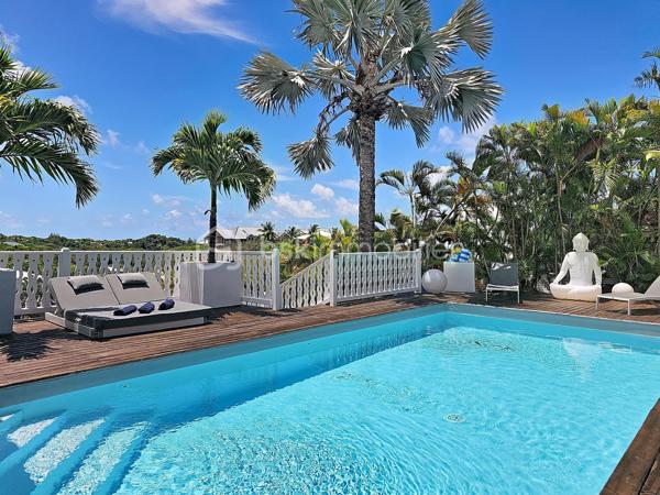 NOUVEAUTE 
Delphine MIRANDA BSK Immobilier 

Je vous propose cette jolie nouveauté à la vente section Bellevue à Saint François, dans un lotissement résidentiel ultra prisé sur les hauteurs d'un morne avec de très belles prestations mais surtout de très beaux volumes !!!! 
Edifiée sur deux 2 niveaux elle totalise 190 m2 habitable pour 300 m2 de surface utile, le tout sur une parcelle de 1000 m2 entièrement clôturée et végétalisée.
Entrée par portail sécurisé , vous pouvez garer plusieurs véhicules en enfilade, ce premier plateau offre la grande partie à vivre avec son espace détente piscine (filtration au sel) douche extérieure et solarium ainsi qu'un jacuzzi.
Une grande galerie abritée de plus de 100 m2 vous permet de bénéficier de cette magnifique vue dégagée et de profiter pleinement des alizés.
La pièce à vivre avec une belle hauteur sous plafond offre une surface totale de 70 m2 avec son salon-séjour, sa cuisine ouverte, un toilette invité et un espace rangement/buanderie.
La pièce maitresse est sans conteste la suite parentale climatisée de 69 m2 avec ses 3 ouvertures sur galerie, une salle d'eau aux influences balinaises et sa douche à l'italienne.
En rez-de-jardin se trouve 3 chambres climatisées dont 2 suites parentales avec leur salle d'eau et toilettes.
Le vide sanitaire sous la construction vous laisse également un bel espace potentiel d'aménagement .
Une citerne tampon vient compléter les prestations pour votre confort.
Vendu meublé clé en main vous n'avez plus qu'à profiter pleinement de ses beaux volumes et de son environnement paisible , la plage est également à quelques minutes à pied !
Votre résidence principale ou investissement locatif vous pouvez également combiner les deux options grâce à son agencement.
N'hésitez pas à me contacter pour de plus amples informations, demandez la vidéo complète et échangeons sur votre projet !
Merci de privilégier le premier contact par whatsapp appel ou message.

DPE : étiquette énergétique classe C réalisé le 4 Juin 2026 
Total (Production déduite) (ICE) 29,96kwh et/m2 an.