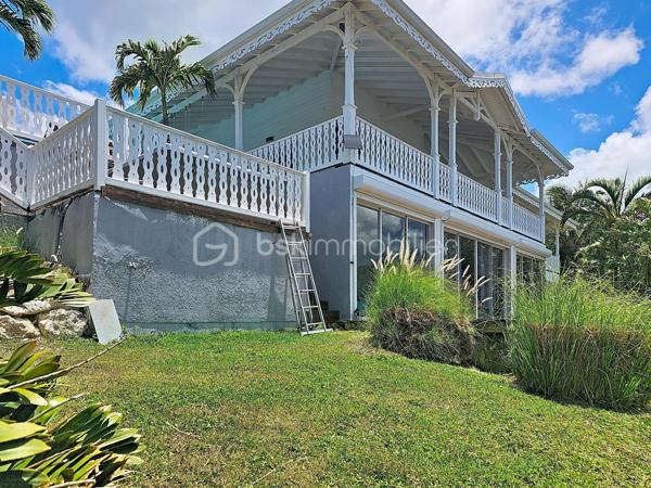 NOUVEAUTE 
Delphine MIRANDA BSK Immobilier 

Je vous propose cette jolie nouveauté à la vente section Bellevue à Saint François, dans un lotissement résidentiel ultra prisé sur les hauteurs d'un morne avec de très belles prestations mais surtout de très beaux volumes !!!! 
Edifiée sur deux 2 niveaux elle totalise 190 m2 habitable pour 300 m2 de surface utile, le tout sur une parcelle de 1000 m2 entièrement clôturée et végétalisée.
Entrée par portail sécurisé , vous pouvez garer plusieurs véhicules en enfilade, ce premier plateau offre la grande partie à vivre avec son espace détente piscine (filtration au sel) douche extérieure et solarium ainsi qu'un jacuzzi.
Une grande galerie abritée de plus de 100 m2 vous permet de bénéficier de cette magnifique vue dégagée et de profiter pleinement des alizés.
La pièce à vivre avec une belle hauteur sous plafond offre une surface totale de 70 m2 avec son salon-séjour, sa cuisine ouverte, un toilette invité et un espace rangement/buanderie.
La pièce maitresse est sans conteste la suite parentale climatisée de 69 m2 avec ses 3 ouvertures sur galerie, une salle d'eau aux influences balinaises et sa douche à l'italienne.
En rez-de-jardin se trouve 3 chambres climatisées dont 2 suites parentales avec leur salle d'eau et toilettes.
Le vide sanitaire sous la construction vous laisse également un bel espace potentiel d'aménagement .
Une citerne tampon vient compléter les prestations pour votre confort.
Vendu meublé clé en main vous n'avez plus qu'à profiter pleinement de ses beaux volumes et de son environnement paisible , la plage est également à quelques minutes à pied !
Votre résidence principale ou investissement locatif vous pouvez également combiner les deux options grâce à son agencement.
N'hésitez pas à me contacter pour de plus amples informations, demandez la vidéo complète et échangeons sur votre projet !
Merci de privilégier le premier contact par whatsapp appel ou message.

DPE : étiquette énergétique classe C réalisé le 4 Juin 2026 
Total (Production déduite) (ICE) 29,96kwh et/m2 an.