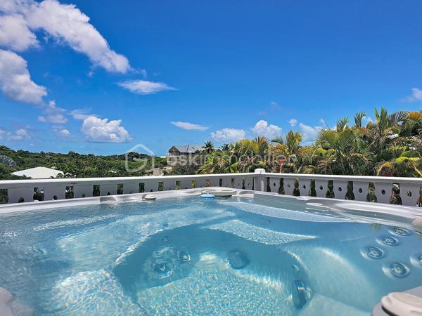 NOUVEAUTE 
Delphine MIRANDA BSK Immobilier 

Je vous propose cette jolie nouveauté à la vente section Bellevue à Saint François, dans un lotissement résidentiel ultra prisé sur les hauteurs d'un morne avec de très belles prestations mais surtout de très beaux volumes !!!! 
Edifiée sur deux 2 niveaux elle totalise 190 m2 habitable pour 300 m2 de surface utile, le tout sur une parcelle de 1000 m2 entièrement clôturée et végétalisée.
Entrée par portail sécurisé , vous pouvez garer plusieurs véhicules en enfilade, ce premier plateau offre la grande partie à vivre avec son espace détente piscine (filtration au sel) douche extérieure et solarium ainsi qu'un jacuzzi.
Une grande galerie abritée de plus de 100 m2 vous permet de bénéficier de cette magnifique vue dégagée et de profiter pleinement des alizés.
La pièce à vivre avec une belle hauteur sous plafond offre une surface totale de 70 m2 avec son salon-séjour, sa cuisine ouverte, un toilette invité et un espace rangement/buanderie.
La pièce maitresse est sans conteste la suite parentale climatisée de 69 m2 avec ses 3 ouvertures sur galerie, une salle d'eau aux influences balinaises et sa douche à l'italienne.
En rez-de-jardin se trouve 3 chambres climatisées dont 2 suites parentales avec leur salle d'eau et toilettes.
Le vide sanitaire sous la construction vous laisse également un bel espace potentiel d'aménagement .
Une citerne tampon vient compléter les prestations pour votre confort.
Vendu meublé clé en main vous n'avez plus qu'à profiter pleinement de ses beaux volumes et de son environnement paisible , la plage est également à quelques minutes à pied !
Votre résidence principale ou investissement locatif vous pouvez également combiner les deux options grâce à son agencement.
N'hésitez pas à me contacter pour de plus amples informations, demandez la vidéo complète et échangeons sur votre projet !
Merci de privilégier le premier contact par whatsapp appel ou message.

DPE : étiquette énergétique classe C réalisé le 4 Juin 2026 
Total (Production déduite) (ICE) 29,96kwh et/m2 an.