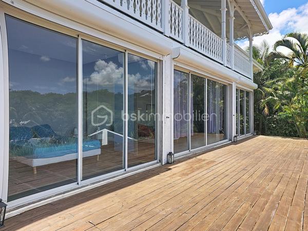 NOUVEAUTE 
Delphine MIRANDA BSK Immobilier 

Je vous propose cette jolie nouveauté à la vente section Bellevue à Saint François, dans un lotissement résidentiel ultra prisé sur les hauteurs d'un morne avec de très belles prestations mais surtout de très beaux volumes !!!! 
Edifiée sur deux 2 niveaux elle totalise 190 m2 habitable pour 300 m2 de surface utile, le tout sur une parcelle de 1000 m2 entièrement clôturée et végétalisée.
Entrée par portail sécurisé , vous pouvez garer plusieurs véhicules en enfilade, ce premier plateau offre la grande partie à vivre avec son espace détente piscine (filtration au sel) douche extérieure et solarium ainsi qu'un jacuzzi.
Une grande galerie abritée de plus de 100 m2 vous permet de bénéficier de cette magnifique vue dégagée et de profiter pleinement des alizés.
La pièce à vivre avec une belle hauteur sous plafond offre une surface totale de 70 m2 avec son salon-séjour, sa cuisine ouverte, un toilette invité et un espace rangement/buanderie.
La pièce maitresse est sans conteste la suite parentale climatisée de 69 m2 avec ses 3 ouvertures sur galerie, une salle d'eau aux influences balinaises et sa douche à l'italienne.
En rez-de-jardin se trouve 3 chambres climatisées dont 2 suites parentales avec leur salle d'eau et toilettes.
Le vide sanitaire sous la construction vous laisse également un bel espace potentiel d'aménagement .
Une citerne tampon vient compléter les prestations pour votre confort.
Vendu meublé clé en main vous n'avez plus qu'à profiter pleinement de ses beaux volumes et de son environnement paisible , la plage est également à quelques minutes à pied !
Votre résidence principale ou investissement locatif vous pouvez également combiner les deux options grâce à son agencement.
N'hésitez pas à me contacter pour de plus amples informations, demandez la vidéo complète et échangeons sur votre projet !
Merci de privilégier le premier contact par whatsapp appel ou message.

DPE : étiquette énergétique classe C réalisé le 4 Juin 2026 
Total (Production déduite) (ICE) 29,96kwh et/m2 an.