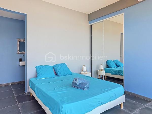NOUVEAUTE 
Delphine MIRANDA BSK Immobilier 

Je vous propose cette jolie nouveauté à la vente section Bellevue à Saint François, dans un lotissement résidentiel ultra prisé sur les hauteurs d'un morne avec de très belles prestations mais surtout de très beaux volumes !!!! 
Edifiée sur deux 2 niveaux elle totalise 190 m2 habitable pour 300 m2 de surface utile, le tout sur une parcelle de 1000 m2 entièrement clôturée et végétalisée.
Entrée par portail sécurisé , vous pouvez garer plusieurs véhicules en enfilade, ce premier plateau offre la grande partie à vivre avec son espace détente piscine (filtration au sel) douche extérieure et solarium ainsi qu'un jacuzzi.
Une grande galerie abritée de plus de 100 m2 vous permet de bénéficier de cette magnifique vue dégagée et de profiter pleinement des alizés.
La pièce à vivre avec une belle hauteur sous plafond offre une surface totale de 70 m2 avec son salon-séjour, sa cuisine ouverte, un toilette invité et un espace rangement/buanderie.
La pièce maitresse est sans conteste la suite parentale climatisée de 69 m2 avec ses 3 ouvertures sur galerie, une salle d'eau aux influences balinaises et sa douche à l'italienne.
En rez-de-jardin se trouve 3 chambres climatisées dont 2 suites parentales avec leur salle d'eau et toilettes.
Le vide sanitaire sous la construction vous laisse également un bel espace potentiel d'aménagement .
Une citerne tampon vient compléter les prestations pour votre confort.
Vendu meublé clé en main vous n'avez plus qu'à profiter pleinement de ses beaux volumes et de son environnement paisible , la plage est également à quelques minutes à pied !
Votre résidence principale ou investissement locatif vous pouvez également combiner les deux options grâce à son agencement.
N'hésitez pas à me contacter pour de plus amples informations, demandez la vidéo complète et échangeons sur votre projet !
Merci de privilégier le premier contact par whatsapp appel ou message.

DPE : étiquette énergétique classe C réalisé le 4 Juin 2026 
Total (Production déduite) (ICE) 29,96kwh et/m2 an.