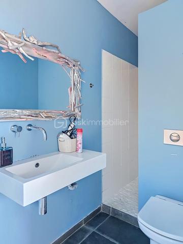 NOUVEAUTE 
Delphine MIRANDA BSK Immobilier 

Je vous propose cette jolie nouveauté à la vente section Bellevue à Saint François, dans un lotissement résidentiel ultra prisé sur les hauteurs d'un morne avec de très belles prestations mais surtout de très beaux volumes !!!! 
Edifiée sur deux 2 niveaux elle totalise 190 m2 habitable pour 300 m2 de surface utile, le tout sur une parcelle de 1000 m2 entièrement clôturée et végétalisée.
Entrée par portail sécurisé , vous pouvez garer plusieurs véhicules en enfilade, ce premier plateau offre la grande partie à vivre avec son espace détente piscine (filtration au sel) douche extérieure et solarium ainsi qu'un jacuzzi.
Une grande galerie abritée de plus de 100 m2 vous permet de bénéficier de cette magnifique vue dégagée et de profiter pleinement des alizés.
La pièce à vivre avec une belle hauteur sous plafond offre une surface totale de 70 m2 avec son salon-séjour, sa cuisine ouverte, un toilette invité et un espace rangement/buanderie.
La pièce maitresse est sans conteste la suite parentale climatisée de 69 m2 avec ses 3 ouvertures sur galerie, une salle d'eau aux influences balinaises et sa douche à l'italienne.
En rez-de-jardin se trouve 3 chambres climatisées dont 2 suites parentales avec leur salle d'eau et toilettes.
Le vide sanitaire sous la construction vous laisse également un bel espace potentiel d'aménagement .
Une citerne tampon vient compléter les prestations pour votre confort.
Vendu meublé clé en main vous n'avez plus qu'à profiter pleinement de ses beaux volumes et de son environnement paisible , la plage est également à quelques minutes à pied !
Votre résidence principale ou investissement locatif vous pouvez également combiner les deux options grâce à son agencement.
N'hésitez pas à me contacter pour de plus amples informations, demandez la vidéo complète et échangeons sur votre projet !
Merci de privilégier le premier contact par whatsapp appel ou message.

DPE : étiquette énergétique classe C réalisé le 4 Juin 2026 
Total (Production déduite) (ICE) 29,96kwh et/m2 an.