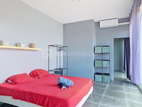 NOUVEAUTE 
Delphine MIRANDA BSK Immobilier 

Je vous propose cette jolie nouveauté à la vente section Bellevue à Saint François, dans un lotissement résidentiel ultra prisé sur les hauteurs d'un morne avec de très belles prestations mais surtout de très beaux volumes !!!! 
Edifiée sur deux 2 niveaux elle totalise 190 m2 habitable pour 300 m2 de surface utile, le tout sur une parcelle de 1000 m2 entièrement clôturée et végétalisée.
Entrée par portail sécurisé , vous pouvez garer plusieurs véhicules en enfilade, ce premier plateau offre la grande partie à vivre avec son espace détente piscine (filtration au sel) douche extérieure et solarium ainsi qu'un jacuzzi.
Une grande galerie abritée de plus de 100 m2 vous permet de bénéficier de cette magnifique vue dégagée et de profiter pleinement des alizés.
La pièce à vivre avec une belle hauteur sous plafond offre une surface totale de 70 m2 avec son salon-séjour, sa cuisine ouverte, un toilette invité et un espace rangement/buanderie.
La pièce maitresse est sans conteste la suite parentale climatisée de 69 m2 avec ses 3 ouvertures sur galerie, une salle d'eau aux influences balinaises et sa douche à l'italienne.
En rez-de-jardin se trouve 3 chambres climatisées dont 2 suites parentales avec leur salle d'eau et toilettes.
Le vide sanitaire sous la construction vous laisse également un bel espace potentiel d'aménagement .
Une citerne tampon vient compléter les prestations pour votre confort.
Vendu meublé clé en main vous n'avez plus qu'à profiter pleinement de ses beaux volumes et de son environnement paisible , la plage est également à quelques minutes à pied !
Votre résidence principale ou investissement locatif vous pouvez également combiner les deux options grâce à son agencement.
N'hésitez pas à me contacter pour de plus amples informations, demandez la vidéo complète et échangeons sur votre projet !
Merci de privilégier le premier contact par whatsapp appel ou message.

DPE : étiquette énergétique classe C réalisé le 4 Juin 2026 
Total (Production déduite) (ICE) 29,96kwh et/m2 an.