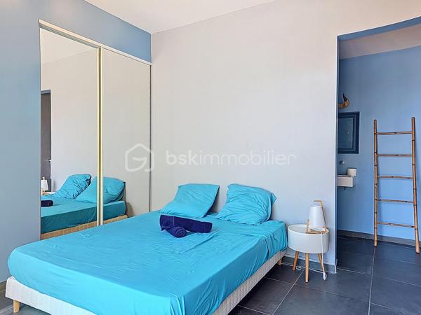 NOUVEAUTE 
Delphine MIRANDA BSK Immobilier 

Je vous propose cette jolie nouveauté à la vente section Bellevue à Saint François, dans un lotissement résidentiel ultra prisé sur les hauteurs d'un morne avec de très belles prestations mais surtout de très beaux volumes !!!! 
Edifiée sur deux 2 niveaux elle totalise 190 m2 habitable pour 300 m2 de surface utile, le tout sur une parcelle de 1000 m2 entièrement clôturée et végétalisée.
Entrée par portail sécurisé , vous pouvez garer plusieurs véhicules en enfilade, ce premier plateau offre la grande partie à vivre avec son espace détente piscine (filtration au sel) douche extérieure et solarium ainsi qu'un jacuzzi.
Une grande galerie abritée de plus de 100 m2 vous permet de bénéficier de cette magnifique vue dégagée et de profiter pleinement des alizés.
La pièce à vivre avec une belle hauteur sous plafond offre une surface totale de 70 m2 avec son salon-séjour, sa cuisine ouverte, un toilette invité et un espace rangement/buanderie.
La pièce maitresse est sans conteste la suite parentale climatisée de 69 m2 avec ses 3 ouvertures sur galerie, une salle d'eau aux influences balinaises et sa douche à l'italienne.
En rez-de-jardin se trouve 3 chambres climatisées dont 2 suites parentales avec leur salle d'eau et toilettes.
Le vide sanitaire sous la construction vous laisse également un bel espace potentiel d'aménagement .
Une citerne tampon vient compléter les prestations pour votre confort.
Vendu meublé clé en main vous n'avez plus qu'à profiter pleinement de ses beaux volumes et de son environnement paisible , la plage est également à quelques minutes à pied !
Votre résidence principale ou investissement locatif vous pouvez également combiner les deux options grâce à son agencement.
N'hésitez pas à me contacter pour de plus amples informations, demandez la vidéo complète et échangeons sur votre projet !
Merci de privilégier le premier contact par whatsapp appel ou message.

DPE : étiquette énergétique classe C réalisé le 4 Juin 2026 
Total (Production déduite) (ICE) 29,96kwh et/m2 an.