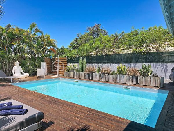 NOUVEAUTE 
Delphine MIRANDA BSK Immobilier 

Je vous propose cette jolie nouveauté à la vente section Bellevue à Saint François, dans un lotissement résidentiel ultra prisé sur les hauteurs d'un morne avec de très belles prestations mais surtout de très beaux volumes !!!! 
Edifiée sur deux 2 niveaux elle totalise 190 m2 habitable pour 300 m2 de surface utile, le tout sur une parcelle de 1000 m2 entièrement clôturée et végétalisée.
Entrée par portail sécurisé , vous pouvez garer plusieurs véhicules en enfilade, ce premier plateau offre la grande partie à vivre avec son espace détente piscine (filtration au sel) douche extérieure et solarium ainsi qu'un jacuzzi.
Une grande galerie abritée de plus de 100 m2 vous permet de bénéficier de cette magnifique vue dégagée et de profiter pleinement des alizés.
La pièce à vivre avec une belle hauteur sous plafond offre une surface totale de 70 m2 avec son salon-séjour, sa cuisine ouverte, un toilette invité et un espace rangement/buanderie.
La pièce maitresse est sans conteste la suite parentale climatisée de 69 m2 avec ses 3 ouvertures sur galerie, une salle d'eau aux influences balinaises et sa douche à l'italienne.
En rez-de-jardin se trouve 3 chambres climatisées dont 2 suites parentales avec leur salle d'eau et toilettes.
Le vide sanitaire sous la construction vous laisse également un bel espace potentiel d'aménagement .
Une citerne tampon vient compléter les prestations pour votre confort.
Vendu meublé clé en main vous n'avez plus qu'à profiter pleinement de ses beaux volumes et de son environnement paisible , la plage est également à quelques minutes à pied !
Votre résidence principale ou investissement locatif vous pouvez également combiner les deux options grâce à son agencement.
N'hésitez pas à me contacter pour de plus amples informations, demandez la vidéo complète et échangeons sur votre projet !
Merci de privilégier le premier contact par whatsapp appel ou message.

DPE : étiquette énergétique classe C réalisé le 4 Juin 2026 
Total (Production déduite) (ICE) 29,96kwh et/m2 an.