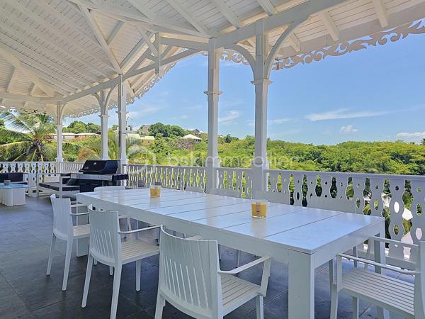 NOUVEAUTE 
Delphine MIRANDA BSK Immobilier 

Je vous propose cette jolie nouveauté à la vente section Bellevue à Saint François, dans un lotissement résidentiel ultra prisé sur les hauteurs d'un morne avec de très belles prestations mais surtout de très beaux volumes !!!! 
Edifiée sur deux 2 niveaux elle totalise 190 m2 habitable pour 300 m2 de surface utile, le tout sur une parcelle de 1000 m2 entièrement clôturée et végétalisée.
Entrée par portail sécurisé , vous pouvez garer plusieurs véhicules en enfilade, ce premier plateau offre la grande partie à vivre avec son espace détente piscine (filtration au sel) douche extérieure et solarium ainsi qu'un jacuzzi.
Une grande galerie abritée de plus de 100 m2 vous permet de bénéficier de cette magnifique vue dégagée et de profiter pleinement des alizés.
La pièce à vivre avec une belle hauteur sous plafond offre une surface totale de 70 m2 avec son salon-séjour, sa cuisine ouverte, un toilette invité et un espace rangement/buanderie.
La pièce maitresse est sans conteste la suite parentale climatisée de 69 m2 avec ses 3 ouvertures sur galerie, une salle d'eau aux influences balinaises et sa douche à l'italienne.
En rez-de-jardin se trouve 3 chambres climatisées dont 2 suites parentales avec leur salle d'eau et toilettes.
Le vide sanitaire sous la construction vous laisse également un bel espace potentiel d'aménagement .
Une citerne tampon vient compléter les prestations pour votre confort.
Vendu meublé clé en main vous n'avez plus qu'à profiter pleinement de ses beaux volumes et de son environnement paisible , la plage est également à quelques minutes à pied !
Votre résidence principale ou investissement locatif vous pouvez également combiner les deux options grâce à son agencement.
N'hésitez pas à me contacter pour de plus amples informations, demandez la vidéo complète et échangeons sur votre projet !
Merci de privilégier le premier contact par whatsapp appel ou message.

DPE : étiquette énergétique classe C réalisé le 4 Juin 2026 
Total (Production déduite) (ICE) 29,96kwh et/m2 an.