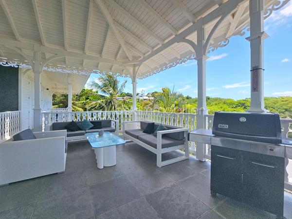 NOUVEAUTE 
Delphine MIRANDA BSK Immobilier 

Je vous propose cette jolie nouveauté à la vente section Bellevue à Saint François, dans un lotissement résidentiel ultra prisé sur les hauteurs d'un morne avec de très belles prestations mais surtout de très beaux volumes !!!! 
Edifiée sur deux 2 niveaux elle totalise 190 m2 habitable pour 300 m2 de surface utile, le tout sur une parcelle de 1000 m2 entièrement clôturée et végétalisée.
Entrée par portail sécurisé , vous pouvez garer plusieurs véhicules en enfilade, ce premier plateau offre la grande partie à vivre avec son espace détente piscine (filtration au sel) douche extérieure et solarium ainsi qu'un jacuzzi.
Une grande galerie abritée de plus de 100 m2 vous permet de bénéficier de cette magnifique vue dégagée et de profiter pleinement des alizés.
La pièce à vivre avec une belle hauteur sous plafond offre une surface totale de 70 m2 avec son salon-séjour, sa cuisine ouverte, un toilette invité et un espace rangement/buanderie.
La pièce maitresse est sans conteste la suite parentale climatisée de 69 m2 avec ses 3 ouvertures sur galerie, une salle d'eau aux influences balinaises et sa douche à l'italienne.
En rez-de-jardin se trouve 3 chambres climatisées dont 2 suites parentales avec leur salle d'eau et toilettes.
Le vide sanitaire sous la construction vous laisse également un bel espace potentiel d'aménagement .
Une citerne tampon vient compléter les prestations pour votre confort.
Vendu meublé clé en main vous n'avez plus qu'à profiter pleinement de ses beaux volumes et de son environnement paisible , la plage est également à quelques minutes à pied !
Votre résidence principale ou investissement locatif vous pouvez également combiner les deux options grâce à son agencement.
N'hésitez pas à me contacter pour de plus amples informations, demandez la vidéo complète et échangeons sur votre projet !
Merci de privilégier le premier contact par whatsapp appel ou message.

DPE : étiquette énergétique classe C réalisé le 4 Juin 2026 
Total (Production déduite) (ICE) 29,96kwh et/m2 an.