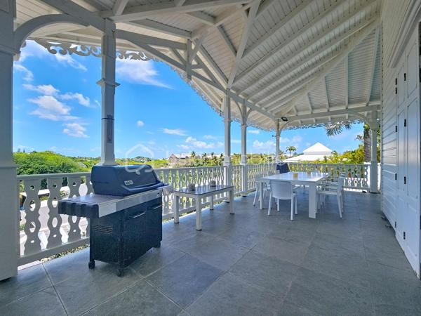 NOUVEAUTE 
Delphine MIRANDA BSK Immobilier 

Je vous propose cette jolie nouveauté à la vente section Bellevue à Saint François, dans un lotissement résidentiel ultra prisé sur les hauteurs d'un morne avec de très belles prestations mais surtout de très beaux volumes !!!! 
Edifiée sur deux 2 niveaux elle totalise 190 m2 habitable pour 300 m2 de surface utile, le tout sur une parcelle de 1000 m2 entièrement clôturée et végétalisée.
Entrée par portail sécurisé , vous pouvez garer plusieurs véhicules en enfilade, ce premier plateau offre la grande partie à vivre avec son espace détente piscine (filtration au sel) douche extérieure et solarium ainsi qu'un jacuzzi.
Une grande galerie abritée de plus de 100 m2 vous permet de bénéficier de cette magnifique vue dégagée et de profiter pleinement des alizés.
La pièce à vivre avec une belle hauteur sous plafond offre une surface totale de 70 m2 avec son salon-séjour, sa cuisine ouverte, un toilette invité et un espace rangement/buanderie.
La pièce maitresse est sans conteste la suite parentale climatisée de 69 m2 avec ses 3 ouvertures sur galerie, une salle d'eau aux influences balinaises et sa douche à l'italienne.
En rez-de-jardin se trouve 3 chambres climatisées dont 2 suites parentales avec leur salle d'eau et toilettes.
Le vide sanitaire sous la construction vous laisse également un bel espace potentiel d'aménagement .
Une citerne tampon vient compléter les prestations pour votre confort.
Vendu meublé clé en main vous n'avez plus qu'à profiter pleinement de ses beaux volumes et de son environnement paisible , la plage est également à quelques minutes à pied !
Votre résidence principale ou investissement locatif vous pouvez également combiner les deux options grâce à son agencement.
N'hésitez pas à me contacter pour de plus amples informations, demandez la vidéo complète et échangeons sur votre projet !
Merci de privilégier le premier contact par whatsapp appel ou message.

DPE : étiquette énergétique classe C réalisé le 4 Juin 2026 
Total (Production déduite) (ICE) 29,96kwh et/m2 an.