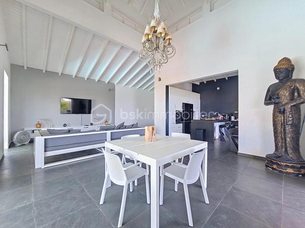 NOUVEAUTE 
Delphine MIRANDA BSK Immobilier 

Je vous propose cette jolie nouveauté à la vente section Bellevue à Saint François, dans un lotissement résidentiel ultra prisé sur les hauteurs d'un morne avec de très belles prestations mais surtout de très beaux volumes !!!! 
Edifiée sur deux 2 niveaux elle totalise 190 m2 habitable pour 300 m2 de surface utile, le tout sur une parcelle de 1000 m2 entièrement clôturée et végétalisée.
Entrée par portail sécurisé , vous pouvez garer plusieurs véhicules en enfilade, ce premier plateau offre la grande partie à vivre avec son espace détente piscine (filtration au sel) douche extérieure et solarium ainsi qu'un jacuzzi.
Une grande galerie abritée de plus de 100 m2 vous permet de bénéficier de cette magnifique vue dégagée et de profiter pleinement des alizés.
La pièce à vivre avec une belle hauteur sous plafond offre une surface totale de 70 m2 avec son salon-séjour, sa cuisine ouverte, un toilette invité et un espace rangement/buanderie.
La pièce maitresse est sans conteste la suite parentale climatisée de 69 m2 avec ses 3 ouvertures sur galerie, une salle d'eau aux influences balinaises et sa douche à l'italienne.
En rez-de-jardin se trouve 3 chambres climatisées dont 2 suites parentales avec leur salle d'eau et toilettes.
Le vide sanitaire sous la construction vous laisse également un bel espace potentiel d'aménagement .
Une citerne tampon vient compléter les prestations pour votre confort.
Vendu meublé clé en main vous n'avez plus qu'à profiter pleinement de ses beaux volumes et de son environnement paisible , la plage est également à quelques minutes à pied !
Votre résidence principale ou investissement locatif vous pouvez également combiner les deux options grâce à son agencement.
N'hésitez pas à me contacter pour de plus amples informations, demandez la vidéo complète et échangeons sur votre projet !
Merci de privilégier le premier contact par whatsapp appel ou message.

DPE : étiquette énergétique classe C réalisé le 4 Juin 2026 
Total (Production déduite) (ICE) 29,96kwh et/m2 an.