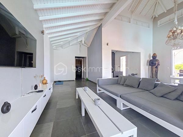NOUVEAUTE 
Delphine MIRANDA BSK Immobilier 

Je vous propose cette jolie nouveauté à la vente section Bellevue à Saint François, dans un lotissement résidentiel ultra prisé sur les hauteurs d'un morne avec de très belles prestations mais surtout de très beaux volumes !!!! 
Edifiée sur deux 2 niveaux elle totalise 190 m2 habitable pour 300 m2 de surface utile, le tout sur une parcelle de 1000 m2 entièrement clôturée et végétalisée.
Entrée par portail sécurisé , vous pouvez garer plusieurs véhicules en enfilade, ce premier plateau offre la grande partie à vivre avec son espace détente piscine (filtration au sel) douche extérieure et solarium ainsi qu'un jacuzzi.
Une grande galerie abritée de plus de 100 m2 vous permet de bénéficier de cette magnifique vue dégagée et de profiter pleinement des alizés.
La pièce à vivre avec une belle hauteur sous plafond offre une surface totale de 70 m2 avec son salon-séjour, sa cuisine ouverte, un toilette invité et un espace rangement/buanderie.
La pièce maitresse est sans conteste la suite parentale climatisée de 69 m2 avec ses 3 ouvertures sur galerie, une salle d'eau aux influences balinaises et sa douche à l'italienne.
En rez-de-jardin se trouve 3 chambres climatisées dont 2 suites parentales avec leur salle d'eau et toilettes.
Le vide sanitaire sous la construction vous laisse également un bel espace potentiel d'aménagement .
Une citerne tampon vient compléter les prestations pour votre confort.
Vendu meublé clé en main vous n'avez plus qu'à profiter pleinement de ses beaux volumes et de son environnement paisible , la plage est également à quelques minutes à pied !
Votre résidence principale ou investissement locatif vous pouvez également combiner les deux options grâce à son agencement.
N'hésitez pas à me contacter pour de plus amples informations, demandez la vidéo complète et échangeons sur votre projet !
Merci de privilégier le premier contact par whatsapp appel ou message.

DPE : étiquette énergétique classe C réalisé le 4 Juin 2026 
Total (Production déduite) (ICE) 29,96kwh et/m2 an.