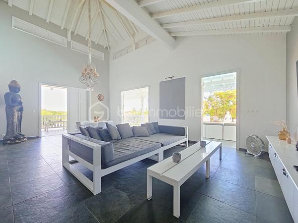 NOUVEAUTE 
Delphine MIRANDA BSK Immobilier 

Je vous propose cette jolie nouveauté à la vente section Bellevue à Saint François, dans un lotissement résidentiel ultra prisé sur les hauteurs d'un morne avec de très belles prestations mais surtout de très beaux volumes !!!! 
Edifiée sur deux 2 niveaux elle totalise 190 m2 habitable pour 300 m2 de surface utile, le tout sur une parcelle de 1000 m2 entièrement clôturée et végétalisée.
Entrée par portail sécurisé , vous pouvez garer plusieurs véhicules en enfilade, ce premier plateau offre la grande partie à vivre avec son espace détente piscine (filtration au sel) douche extérieure et solarium ainsi qu'un jacuzzi.
Une grande galerie abritée de plus de 100 m2 vous permet de bénéficier de cette magnifique vue dégagée et de profiter pleinement des alizés.
La pièce à vivre avec une belle hauteur sous plafond offre une surface totale de 70 m2 avec son salon-séjour, sa cuisine ouverte, un toilette invité et un espace rangement/buanderie.
La pièce maitresse est sans conteste la suite parentale climatisée de 69 m2 avec ses 3 ouvertures sur galerie, une salle d'eau aux influences balinaises et sa douche à l'italienne.
En rez-de-jardin se trouve 3 chambres climatisées dont 2 suites parentales avec leur salle d'eau et toilettes.
Le vide sanitaire sous la construction vous laisse également un bel espace potentiel d'aménagement .
Une citerne tampon vient compléter les prestations pour votre confort.
Vendu meublé clé en main vous n'avez plus qu'à profiter pleinement de ses beaux volumes et de son environnement paisible , la plage est également à quelques minutes à pied !
Votre résidence principale ou investissement locatif vous pouvez également combiner les deux options grâce à son agencement.
N'hésitez pas à me contacter pour de plus amples informations, demandez la vidéo complète et échangeons sur votre projet !
Merci de privilégier le premier contact par whatsapp appel ou message.

DPE : étiquette énergétique classe C réalisé le 4 Juin 2026 
Total (Production déduite) (ICE) 29,96kwh et/m2 an.