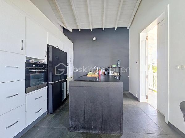 NOUVEAUTE 
Delphine MIRANDA BSK Immobilier 

Je vous propose cette jolie nouveauté à la vente section Bellevue à Saint François, dans un lotissement résidentiel ultra prisé sur les hauteurs d'un morne avec de très belles prestations mais surtout de très beaux volumes !!!! 
Edifiée sur deux 2 niveaux elle totalise 190 m2 habitable pour 300 m2 de surface utile, le tout sur une parcelle de 1000 m2 entièrement clôturée et végétalisée.
Entrée par portail sécurisé , vous pouvez garer plusieurs véhicules en enfilade, ce premier plateau offre la grande partie à vivre avec son espace détente piscine (filtration au sel) douche extérieure et solarium ainsi qu'un jacuzzi.
Une grande galerie abritée de plus de 100 m2 vous permet de bénéficier de cette magnifique vue dégagée et de profiter pleinement des alizés.
La pièce à vivre avec une belle hauteur sous plafond offre une surface totale de 70 m2 avec son salon-séjour, sa cuisine ouverte, un toilette invité et un espace rangement/buanderie.
La pièce maitresse est sans conteste la suite parentale climatisée de 69 m2 avec ses 3 ouvertures sur galerie, une salle d'eau aux influences balinaises et sa douche à l'italienne.
En rez-de-jardin se trouve 3 chambres climatisées dont 2 suites parentales avec leur salle d'eau et toilettes.
Le vide sanitaire sous la construction vous laisse également un bel espace potentiel d'aménagement .
Une citerne tampon vient compléter les prestations pour votre confort.
Vendu meublé clé en main vous n'avez plus qu'à profiter pleinement de ses beaux volumes et de son environnement paisible , la plage est également à quelques minutes à pied !
Votre résidence principale ou investissement locatif vous pouvez également combiner les deux options grâce à son agencement.
N'hésitez pas à me contacter pour de plus amples informations, demandez la vidéo complète et échangeons sur votre projet !
Merci de privilégier le premier contact par whatsapp appel ou message.

DPE : étiquette énergétique classe C réalisé le 4 Juin 2026 
Total (Production déduite) (ICE) 29,96kwh et/m2 an.