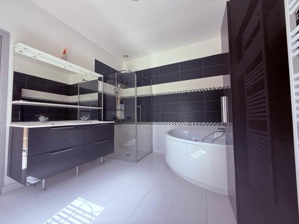 Maison 210 m² à Cours-de-Pile