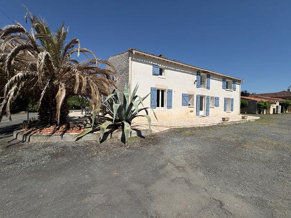 Maison 12 pièces - 5 chambres - LES VELLUIRE SUR VENDEE