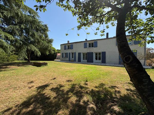 Maison 12 pièces - 5 chambres - LES VELLUIRE SUR VENDEE