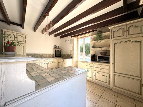 Maison 12 pièces - 5 chambres - LES VELLUIRE SUR VENDEE