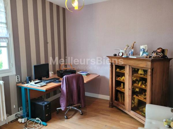 Maison en ardoises avec grand terrain