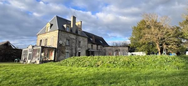 Manoir d'Exception à Le Rheu - Charme Historique et Opportun