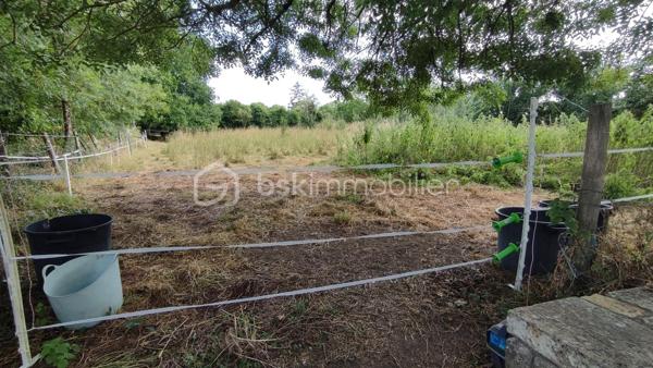 Parcelle AC 83

À découvrir, beau terrain constructible de 1 858 m² offrant de nombreuses possibilités de projet.

Entièrement constructible et divisible en deux parcelles, ce terrain constitue une opportunité idéale pour une résidence principale, un investissement ou un projet familial.

Vous apprécierez son environnement arboré, offrant charme, intimité et qualité de vie. Le raccordement au tout-à-l'égout est situé au pied du terrain, facilitant les démarches de viabilisation.

Les atouts :

- Surface totale : 1 858 m²
- Terrain constructible
- Possibilité de division en deux parcelles
- Tout-à-l'égout en limite de propriété
- Terrain arboré et agréable
- Beau potentiel de valorisation

À visiter sans tarder !

Pour plus d'informations ou organiser une visite, contactez nous.