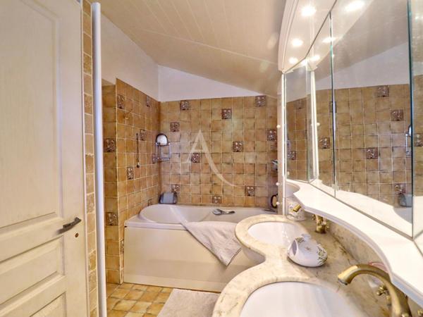 VILLA D'EXCEPTION TYPE 5 AVEC PISCINE SUR TERRAIN DE 8510m² A PIERREVERT