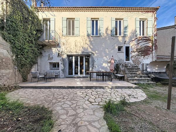 EXCLUSIVITÉ Maison de caractère rénovée de 183 m² - 4 chambres - GARAGE - Jardin 305 m² - Centre village