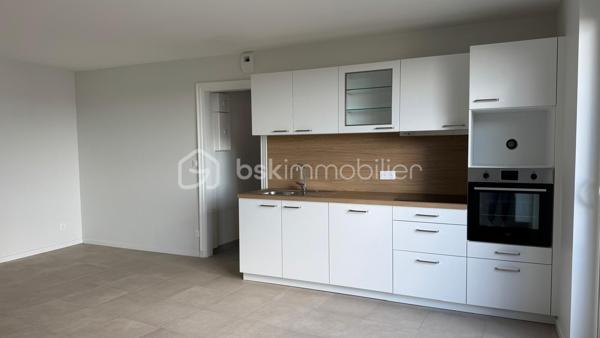 Appartement à vendre F3, 2 chambres,entièrement refait à neuf,cuisine ouverte sur séjour, clim réversible,petite copropriété, un garage et une cave complètent ce bien . A visiter rapidement !