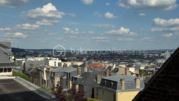 Appartement à vendre F3, 2 chambres,entièrement refait à neuf,cuisine ouverte sur séjour, clim réversible,petite copropriété, un garage et une cave complètent ce bien . A visiter rapidement !