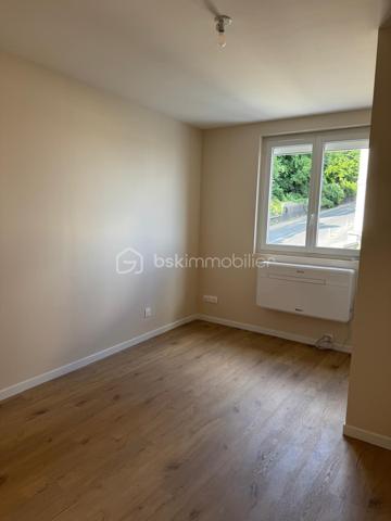 Appartement à vendre F3, 2 chambres,entièrement refait à neuf,cuisine ouverte sur séjour, clim réversible,petite copropriété, un garage et une cave complètent ce bien . A visiter rapidement !
