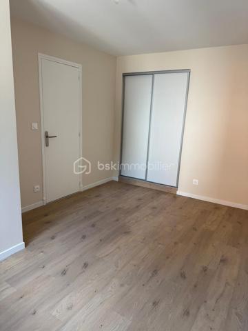 Appartement à vendre F3, 2 chambres,entièrement refait à neuf,cuisine ouverte sur séjour, clim réversible,petite copropriété, un garage et une cave complètent ce bien . A visiter rapidement !
