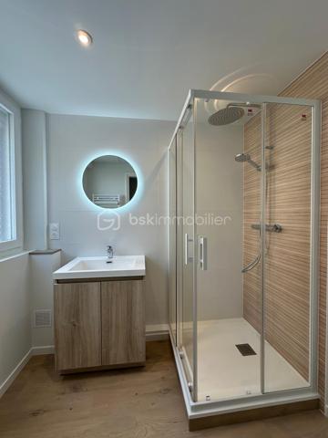 Appartement à vendre F3, 2 chambres,entièrement refait à neuf,cuisine ouverte sur séjour, clim réversible,petite copropriété, un garage et une cave complètent ce bien . A visiter rapidement !