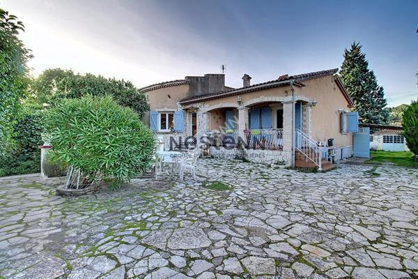 Maison t4 de plain pied individuelle avec garage, annexes et jardin