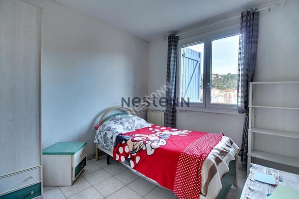 Maison t4 de plain pied individuelle avec garage, annexes et jardin