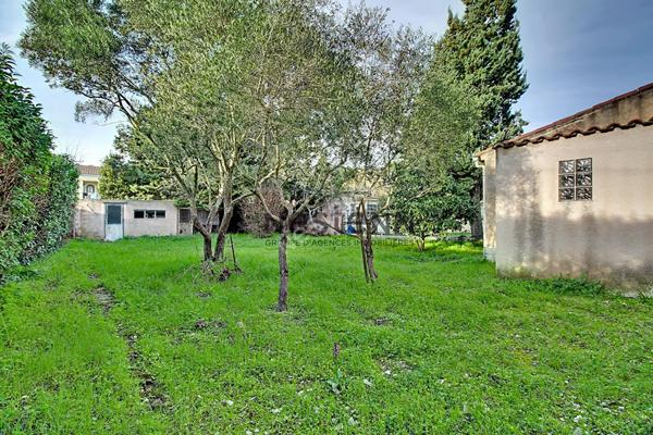 Maison t4 de plain pied individuelle avec garage, annexes et jardin