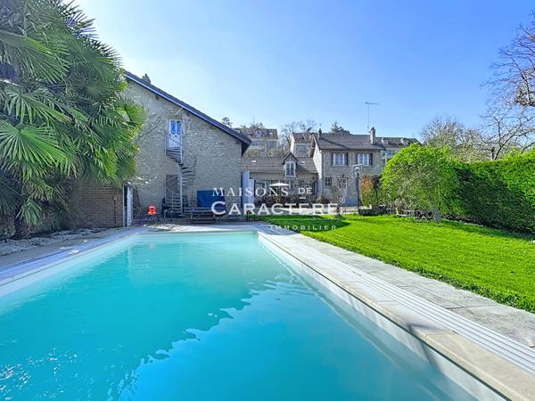Maison familiale avec piscine chauffée et dépendances