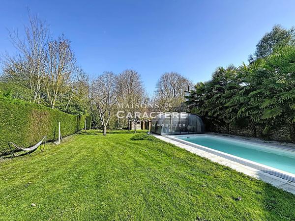 Maison familiale avec piscine chauffée et dépendances